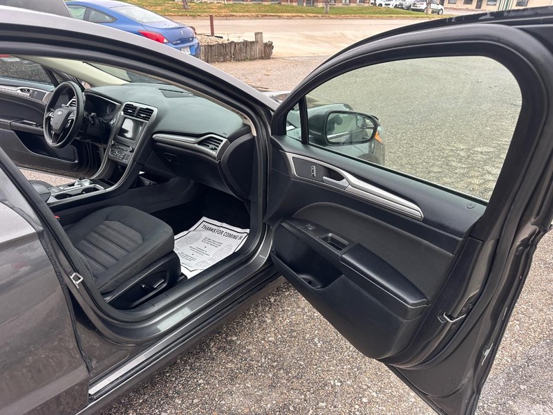 Chevrolet Malibu Vehicle Full-screen Gallery Image 13