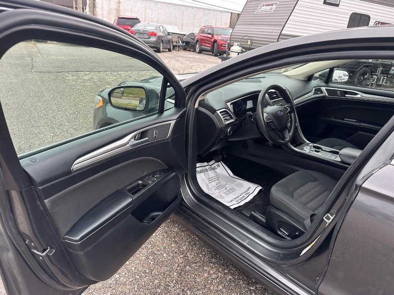 Chevrolet Malibu Vehicle Full-screen Gallery Image 16