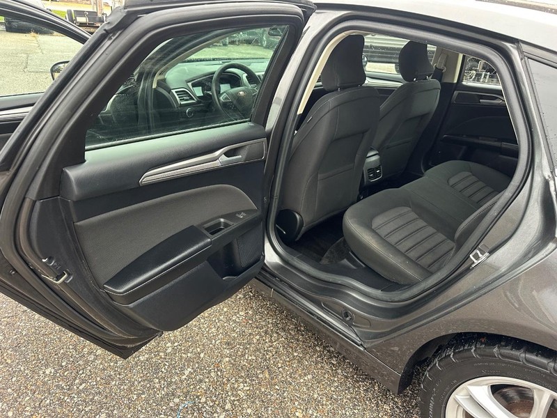 Chevrolet Malibu Vehicle Full-screen Gallery Image 17