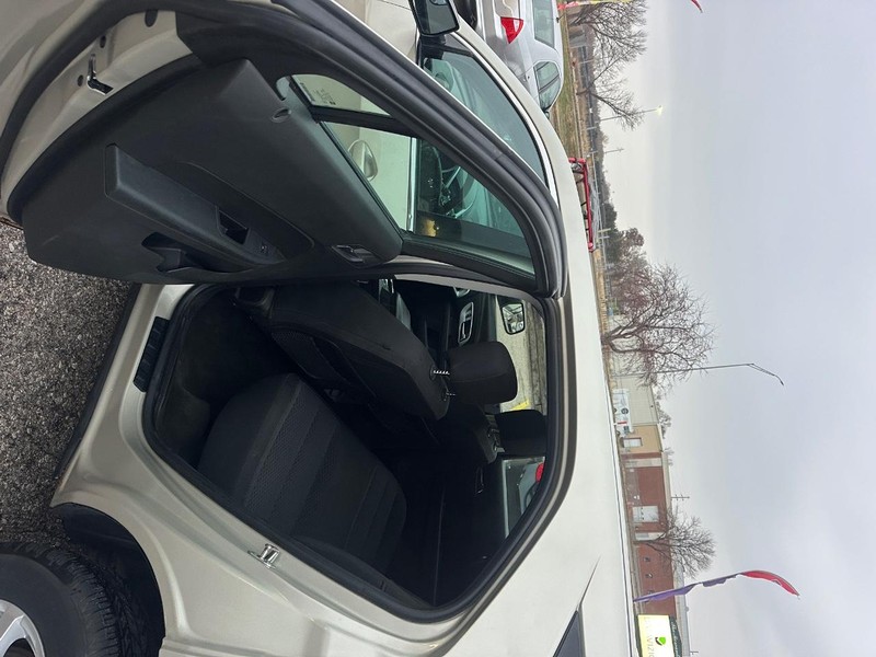 Chevrolet Equinox Vehicle Full-screen Gallery Image 10