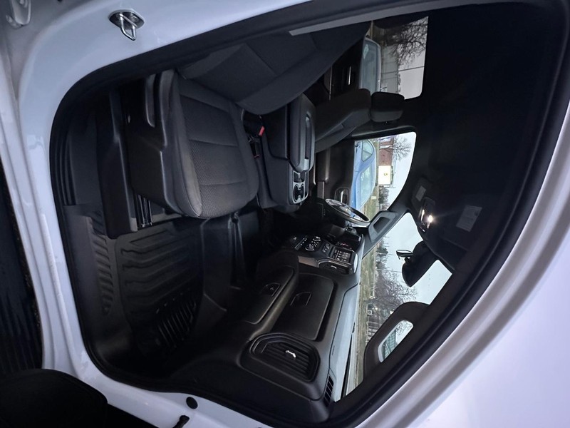 Chevrolet Silverado 1500 Vehicle Full-screen Gallery Image 03