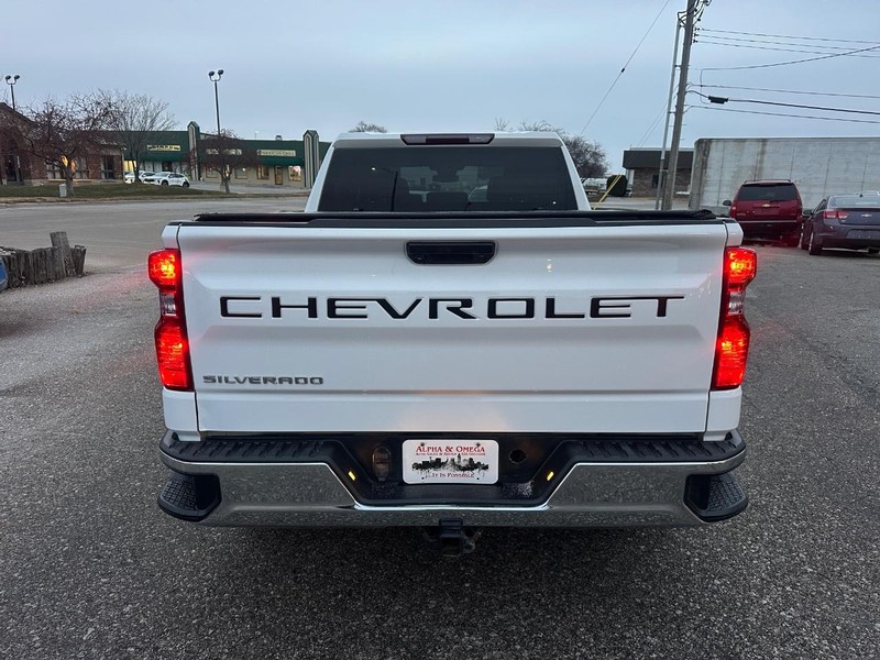 Chevrolet Silverado 1500 Vehicle Full-screen Gallery Image 12