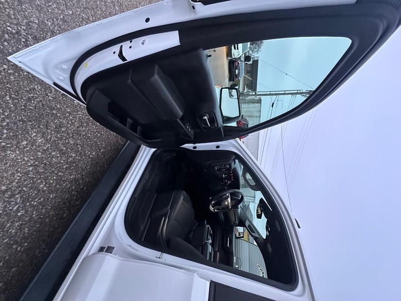 Chevrolet Silverado 1500 Vehicle Full-screen Gallery Image 16