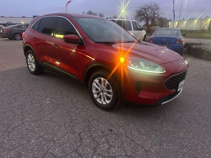 Ford Escape Vehicle Full-screen Gallery Image 03