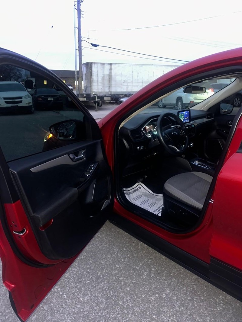 Ford Escape Vehicle Full-screen Gallery Image 09