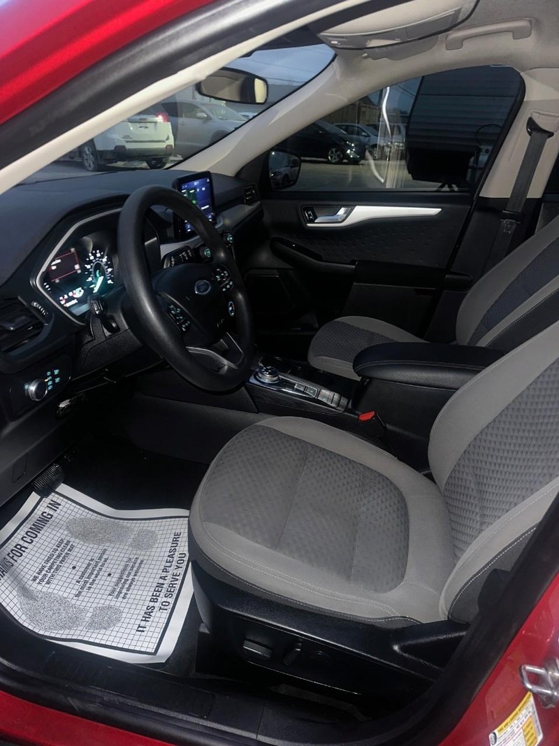 Ford Escape Vehicle Full-screen Gallery Image 10