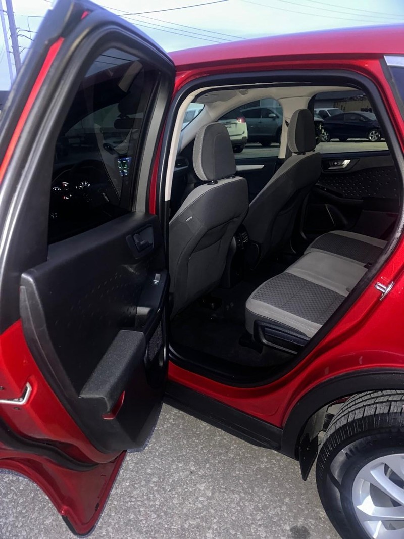 Ford Escape Vehicle Full-screen Gallery Image 11