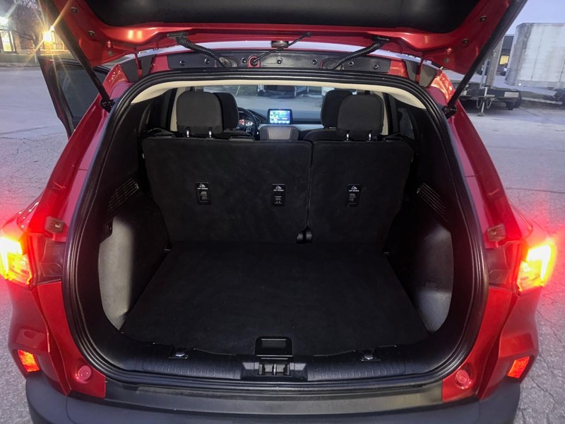 Ford Escape Vehicle Full-screen Gallery Image 12