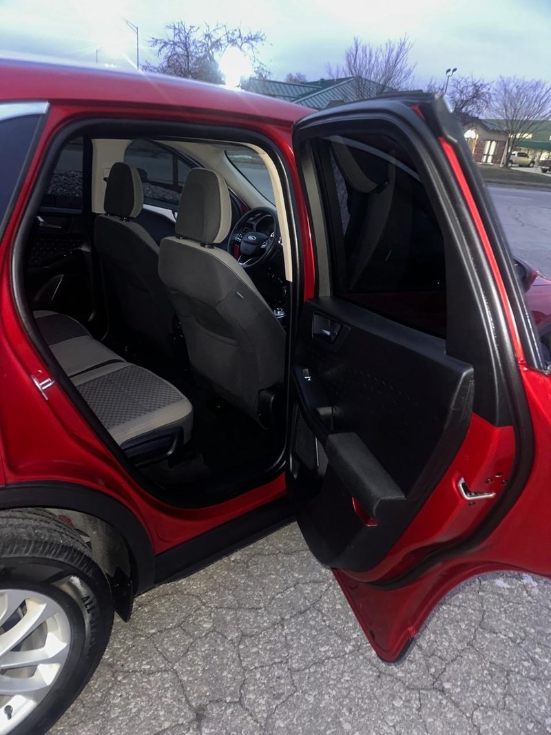 Ford Escape Vehicle Full-screen Gallery Image 13