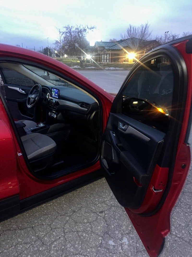 Ford Escape Vehicle Full-screen Gallery Image 14