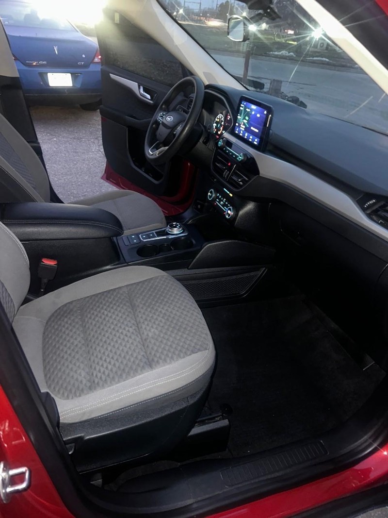 Ford Escape Vehicle Full-screen Gallery Image 15