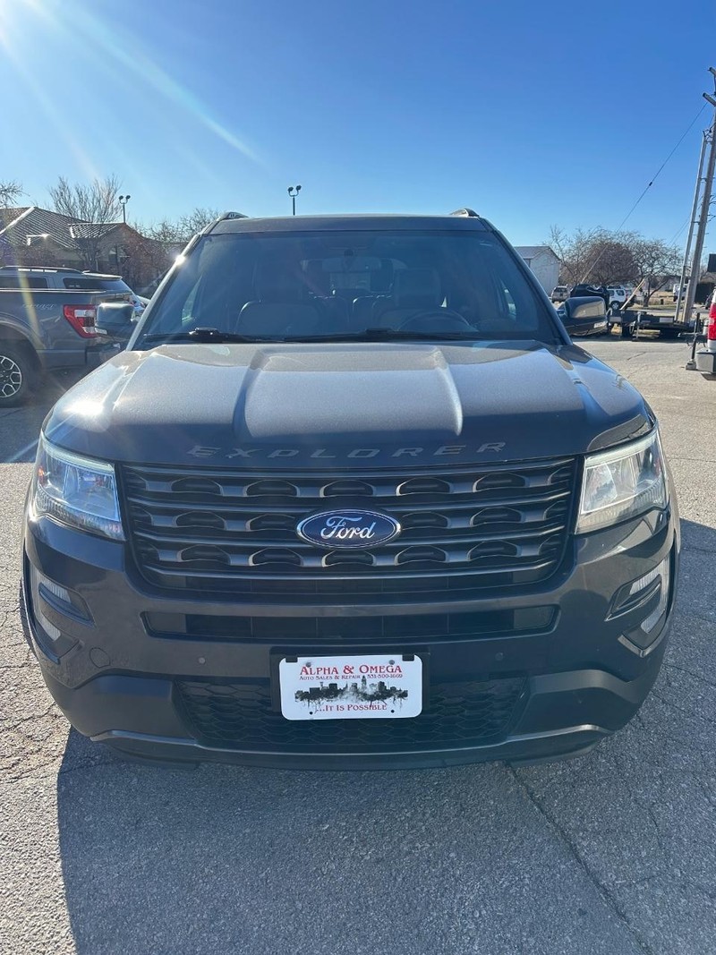 Ford Explorer Vehicle Full-screen Gallery Image 02