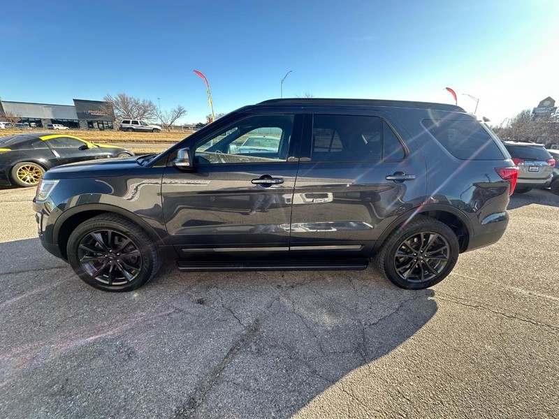 Ford Explorer Vehicle Full-screen Gallery Image 03