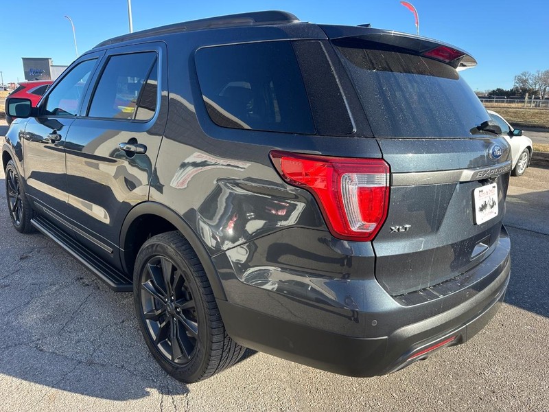 Ford Explorer Vehicle Full-screen Gallery Image 05