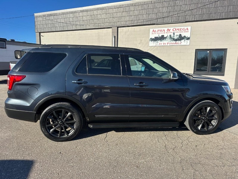 Ford Explorer Vehicle Full-screen Gallery Image 07