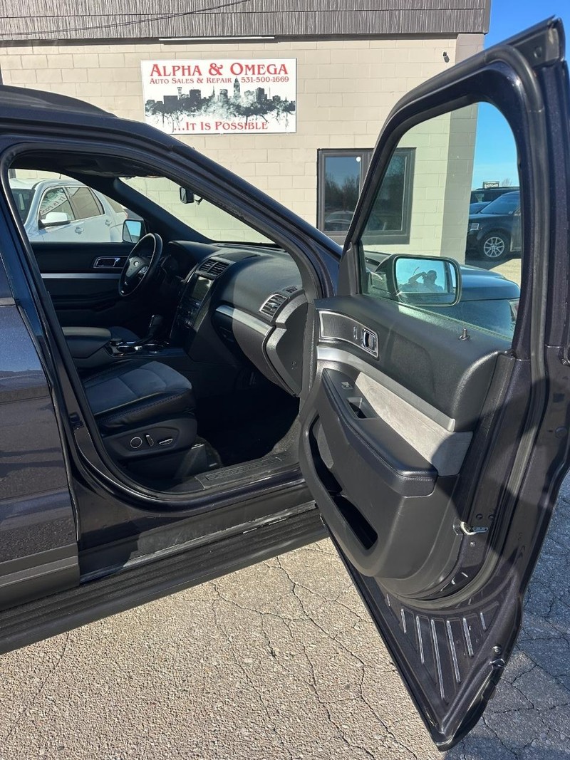 Ford Explorer Vehicle Full-screen Gallery Image 08