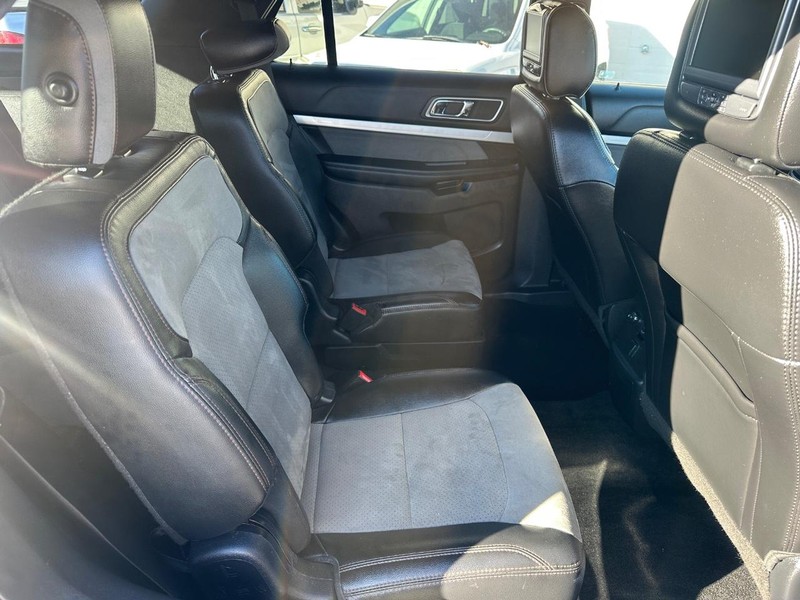 Ford Explorer Vehicle Full-screen Gallery Image 09