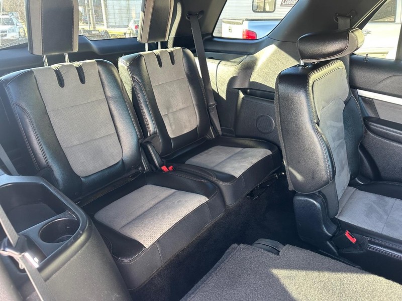 Ford Explorer Vehicle Full-screen Gallery Image 10