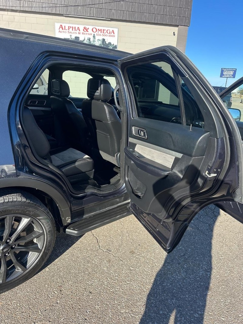 Ford Explorer Vehicle Full-screen Gallery Image 11