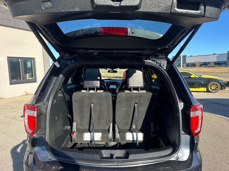 Ford Explorer Vehicle Full-screen Gallery Image 12