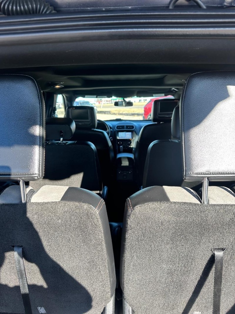 Ford Explorer Vehicle Full-screen Gallery Image 13