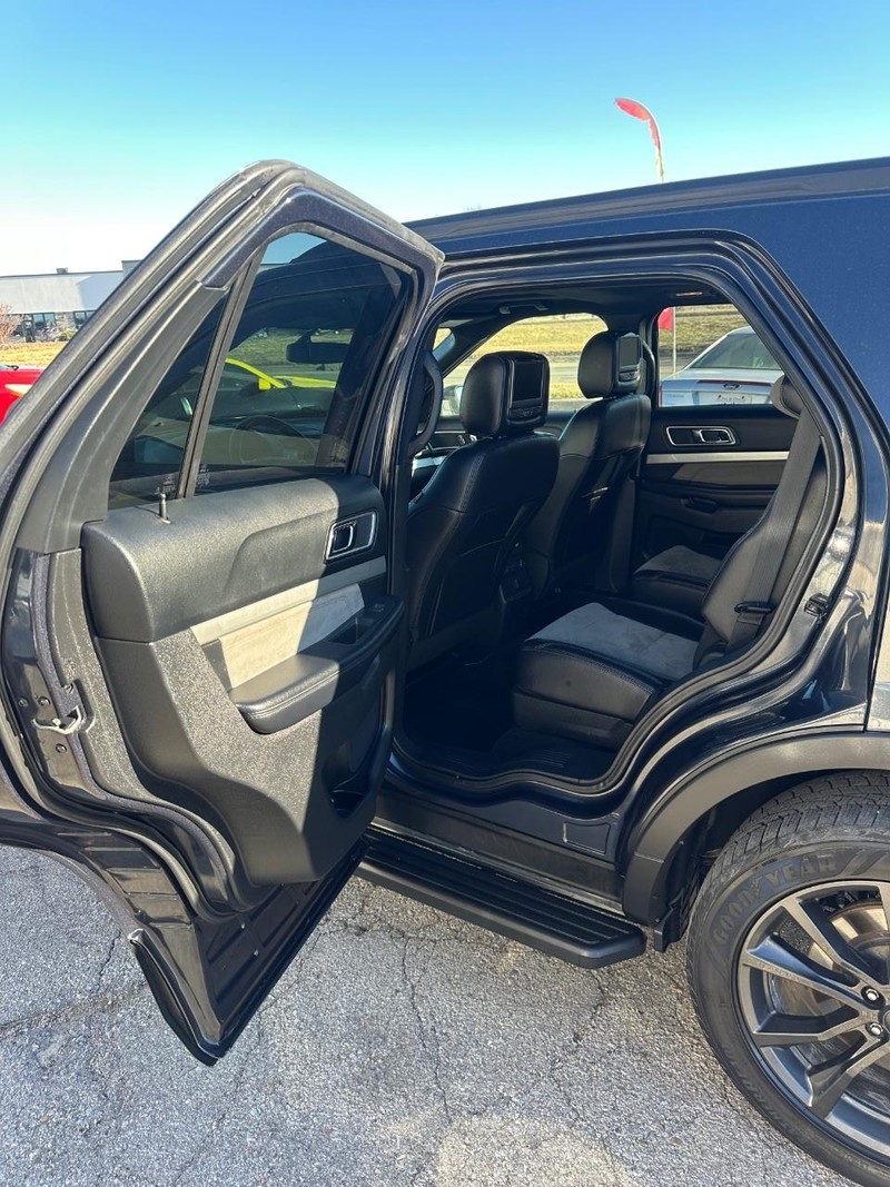 Ford Explorer Vehicle Full-screen Gallery Image 14