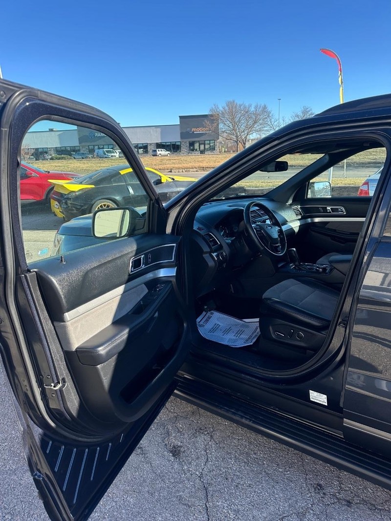 Ford Explorer Vehicle Full-screen Gallery Image 16