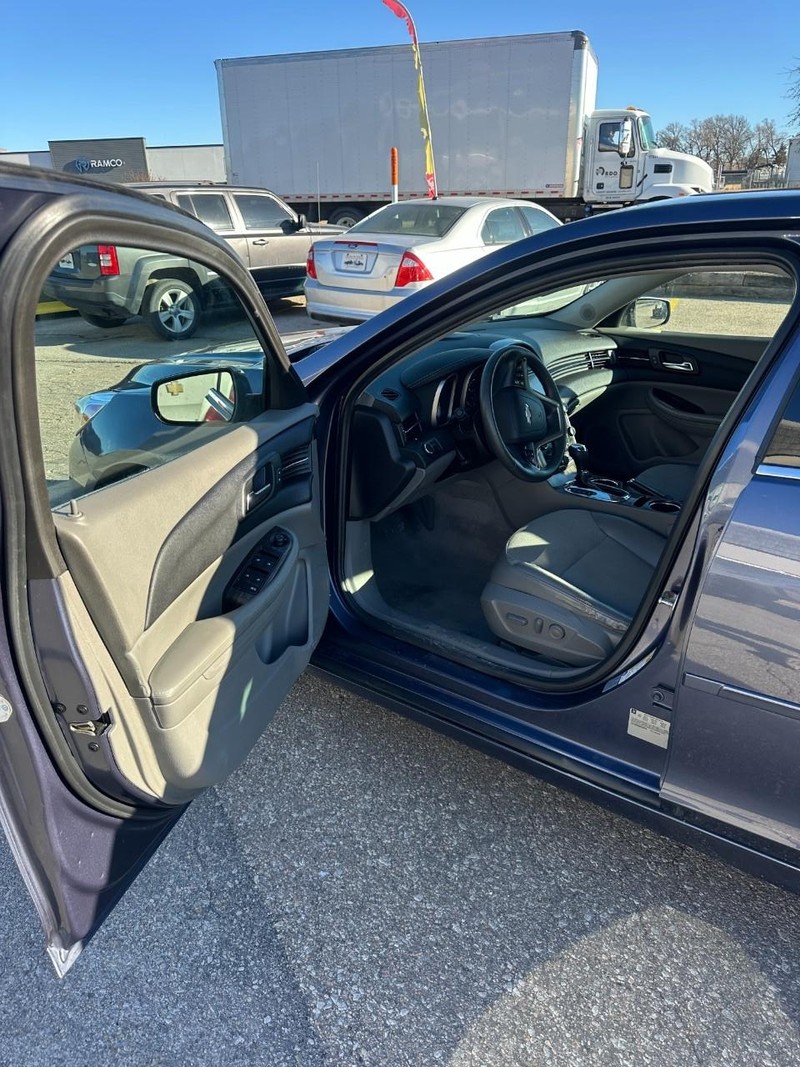 Chevrolet Malibu Vehicle Full-screen Gallery Image 10