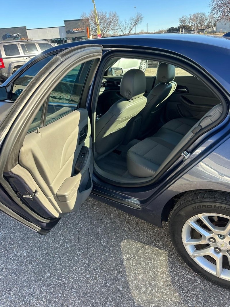 Chevrolet Malibu Vehicle Full-screen Gallery Image 11