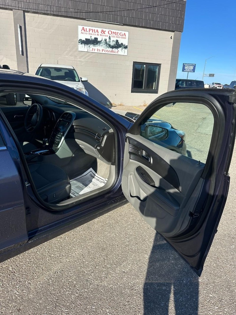 Chevrolet Malibu Vehicle Full-screen Gallery Image 12