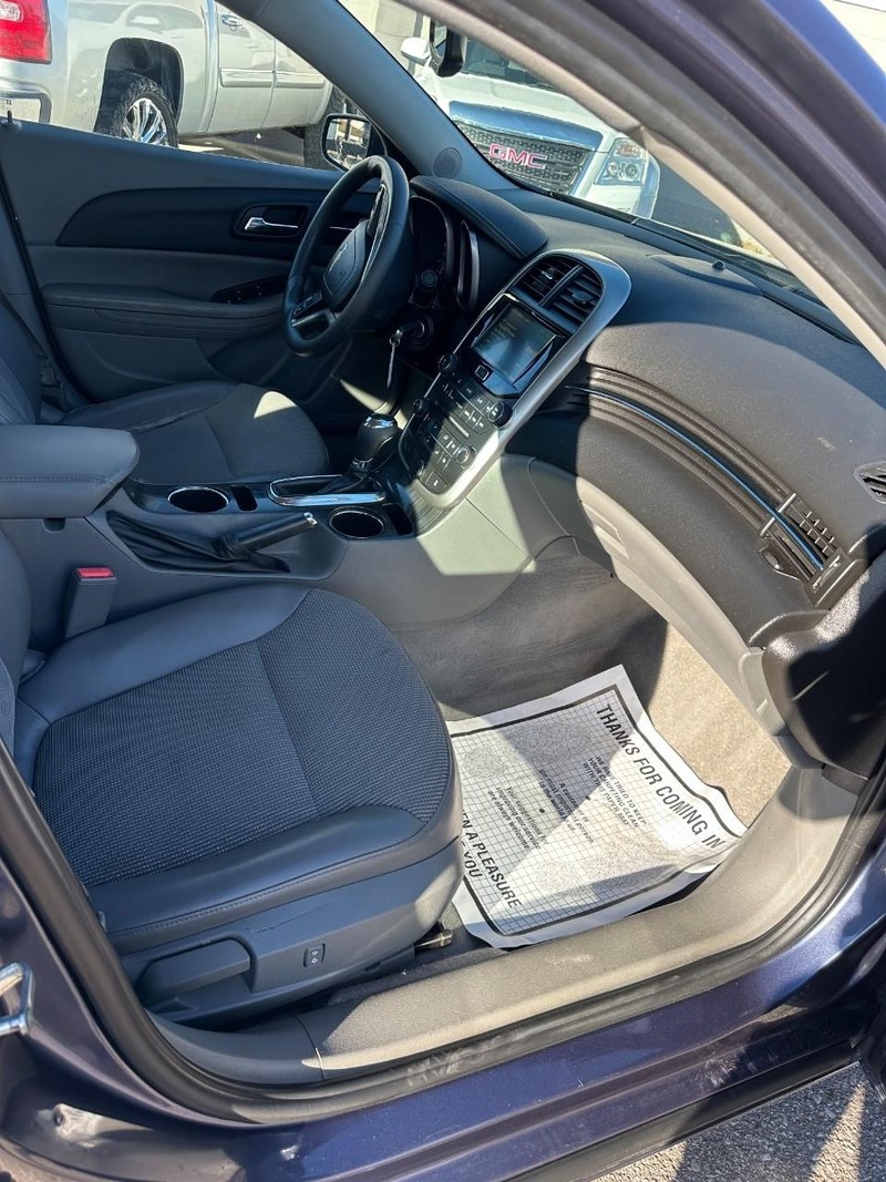 Chevrolet Malibu Vehicle Full-screen Gallery Image 14