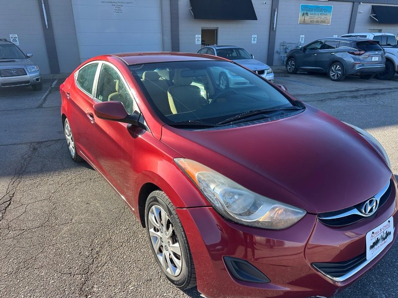 Hyundai Elantra Vehicle Full-screen Gallery Image 03