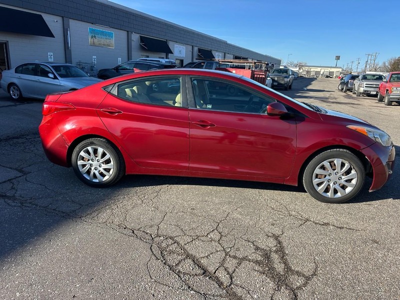 Hyundai Elantra Vehicle Full-screen Gallery Image 04