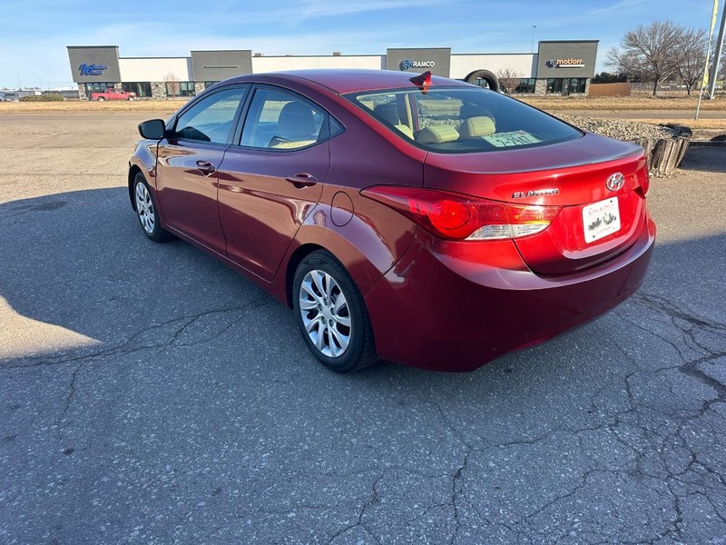 Hyundai Elantra Vehicle Full-screen Gallery Image 07