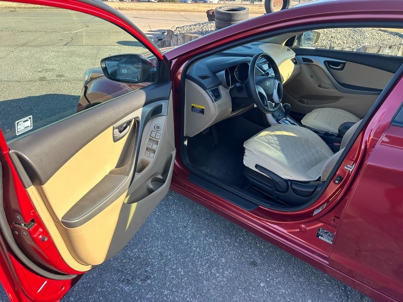 Hyundai Elantra Vehicle Full-screen Gallery Image 08