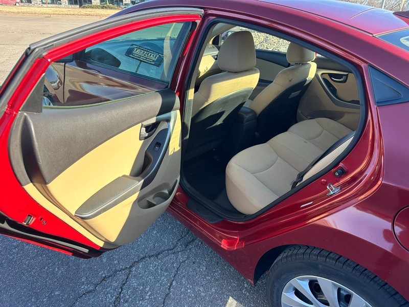 Hyundai Elantra Vehicle Full-screen Gallery Image 09