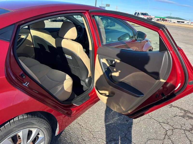 Hyundai Elantra Vehicle Full-screen Gallery Image 10