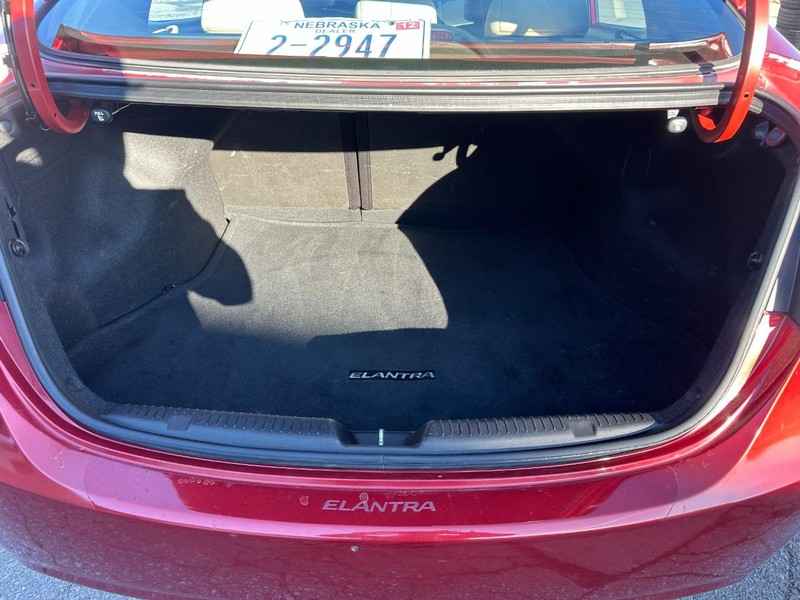 Hyundai Elantra Vehicle Full-screen Gallery Image 12