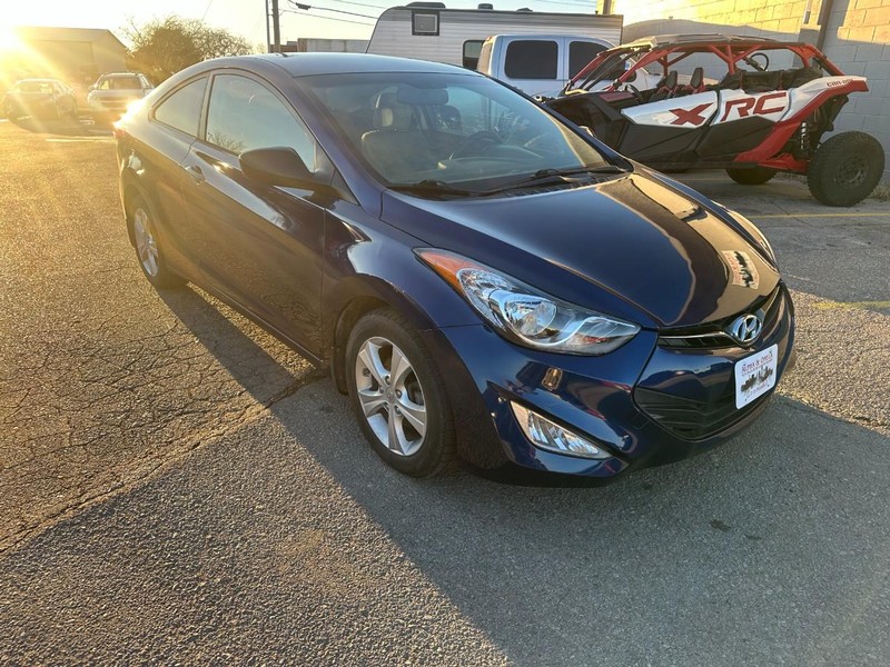 Hyundai Elantra Coupe Vehicle Full-screen Gallery Image 03