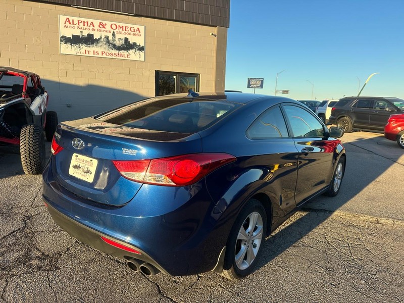 Hyundai Elantra Coupe Vehicle Full-screen Gallery Image 04