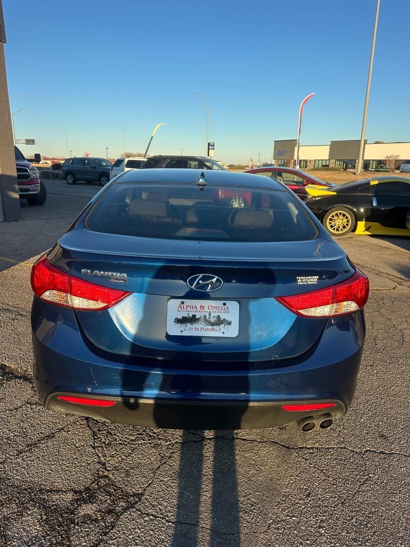 Hyundai Elantra Coupe Vehicle Full-screen Gallery Image 05