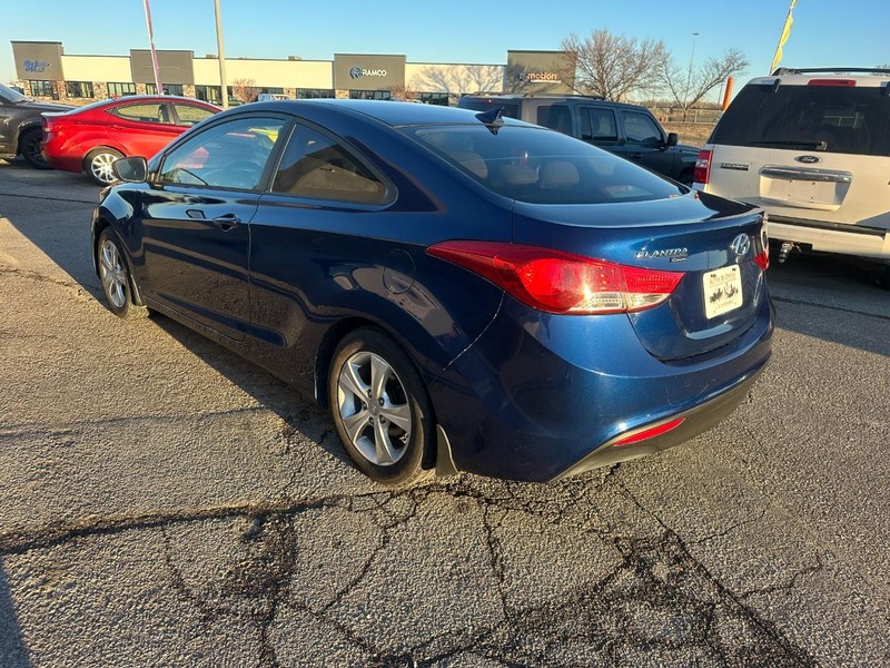 Hyundai Elantra Coupe Vehicle Full-screen Gallery Image 06