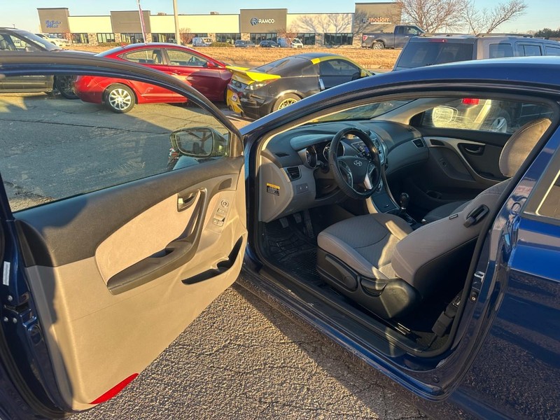 Hyundai Elantra Coupe Vehicle Full-screen Gallery Image 07