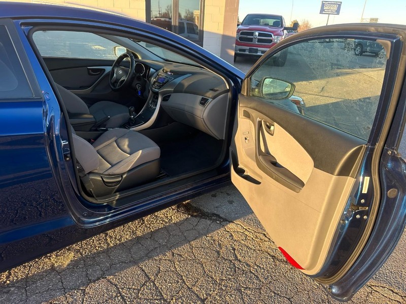 Hyundai Elantra Coupe Vehicle Full-screen Gallery Image 08