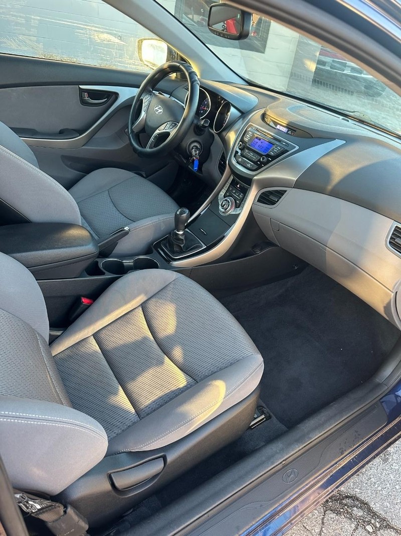 Hyundai Elantra Coupe Vehicle Full-screen Gallery Image 09
