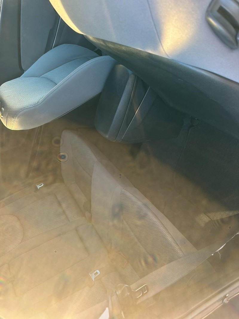 Hyundai Elantra Coupe Vehicle Full-screen Gallery Image 10