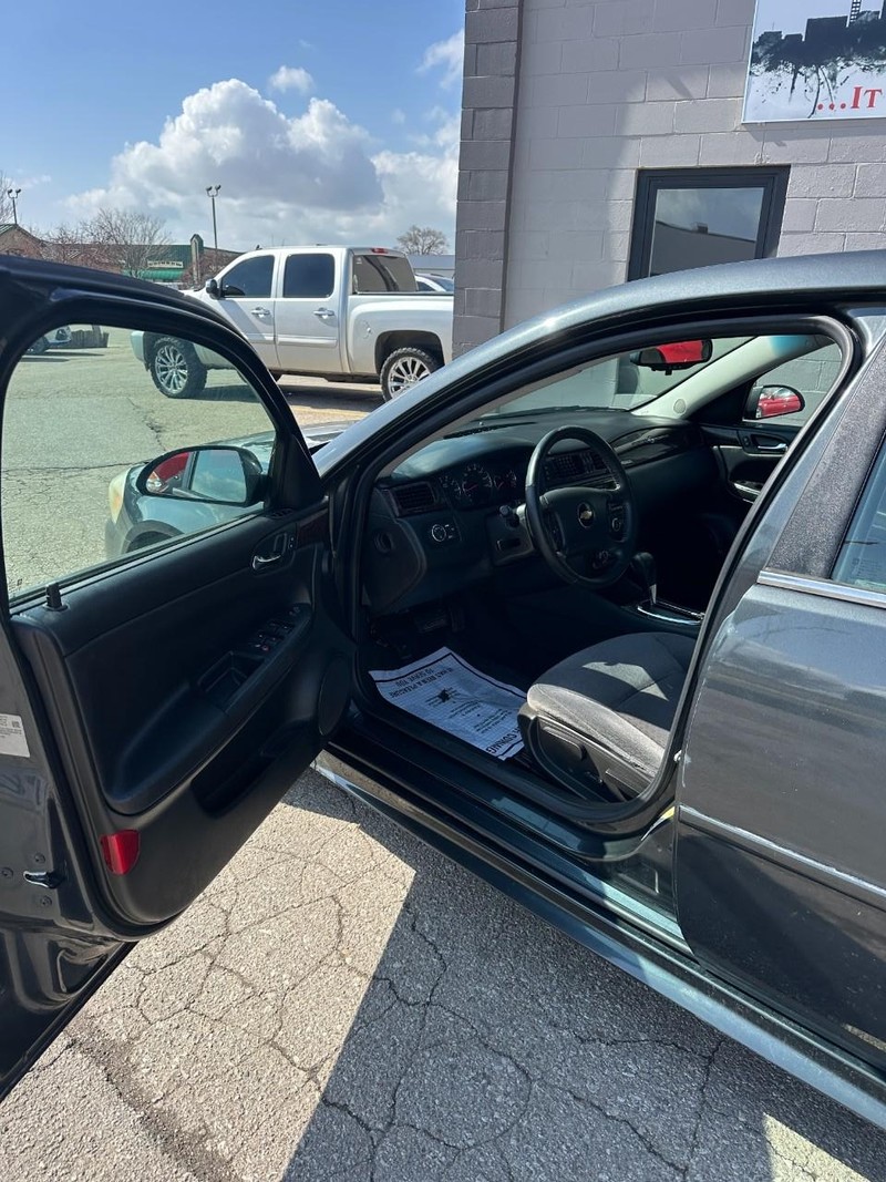 Chevrolet Impala Limited Vehicle Full-screen Gallery Image 09