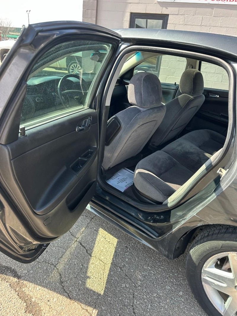 Chevrolet Impala Limited Vehicle Full-screen Gallery Image 10