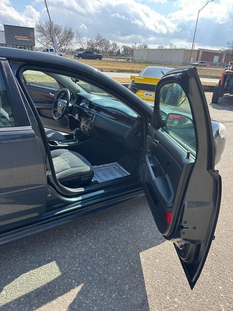 Chevrolet Impala Limited Vehicle Full-screen Gallery Image 11