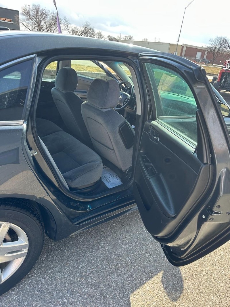 Chevrolet Impala Limited Vehicle Full-screen Gallery Image 12